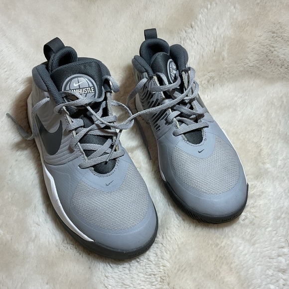 Nike Team Hustle Basketball shoes - Picture 1 of 5